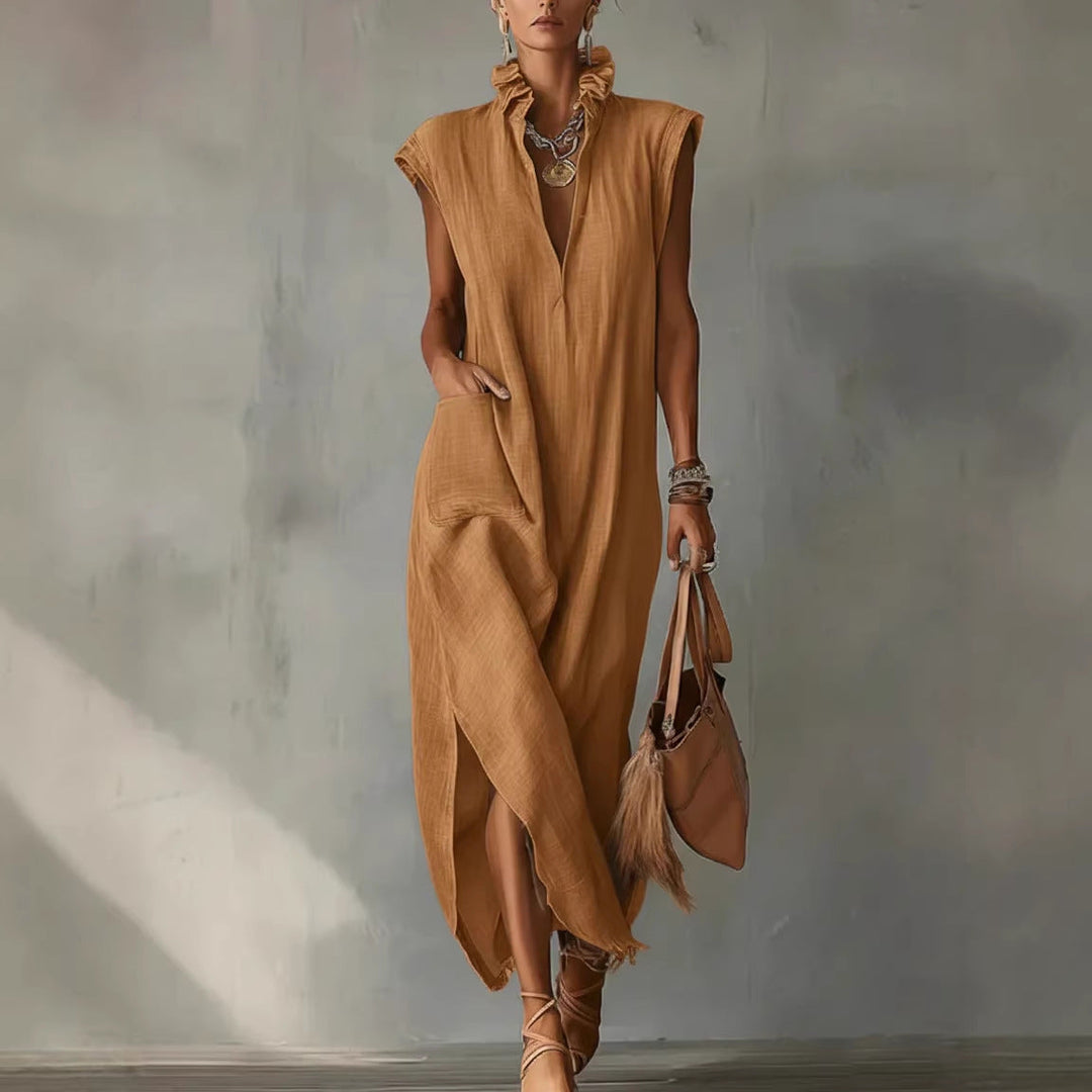 Modell trägt ein entspanntes, ärmelloses Midi Hemdkleid für Damen, ein vielseitiges Outfit für Sommer & Urlaub.