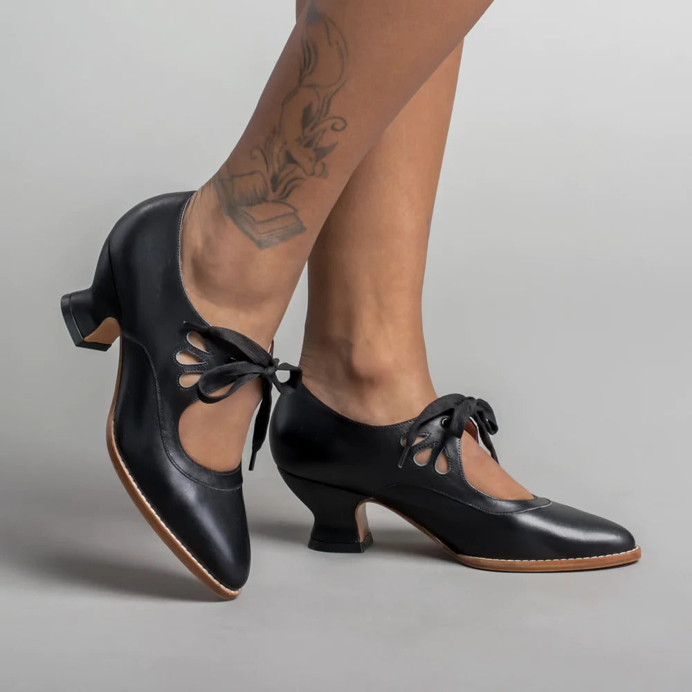 Stilvolle blaue Damen-Pumps mit bequemem Absatz. Komfortable Büroschuhe mit Fußgewölbestütze.