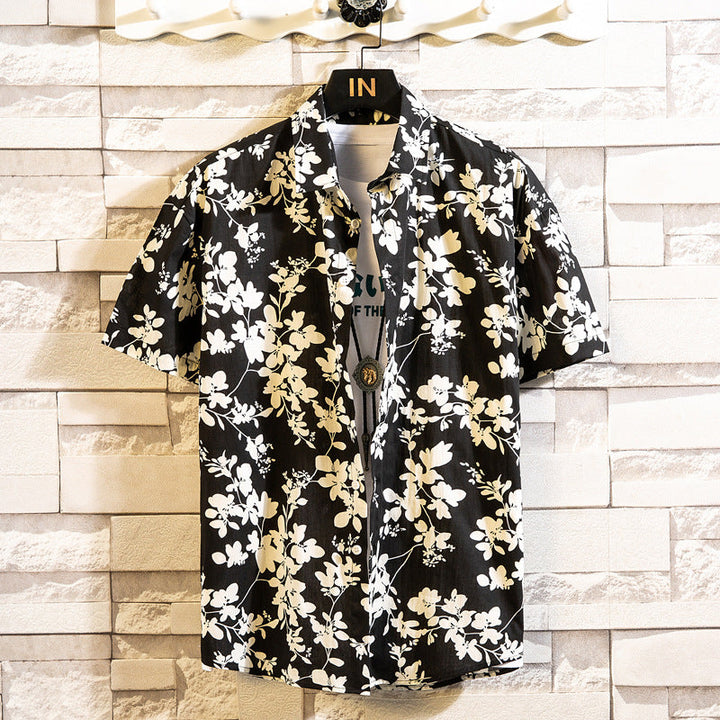 Herren Sommerhemd mit modernem Blumenmuster. Kurzärmlig, Reverskragen, schmaler Schnitt, vielseitig.