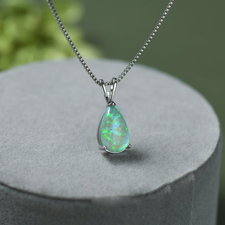 Feminine Halskette: Opal-Tropfenanhänger in Roségold, ein strahlender Hingucker.