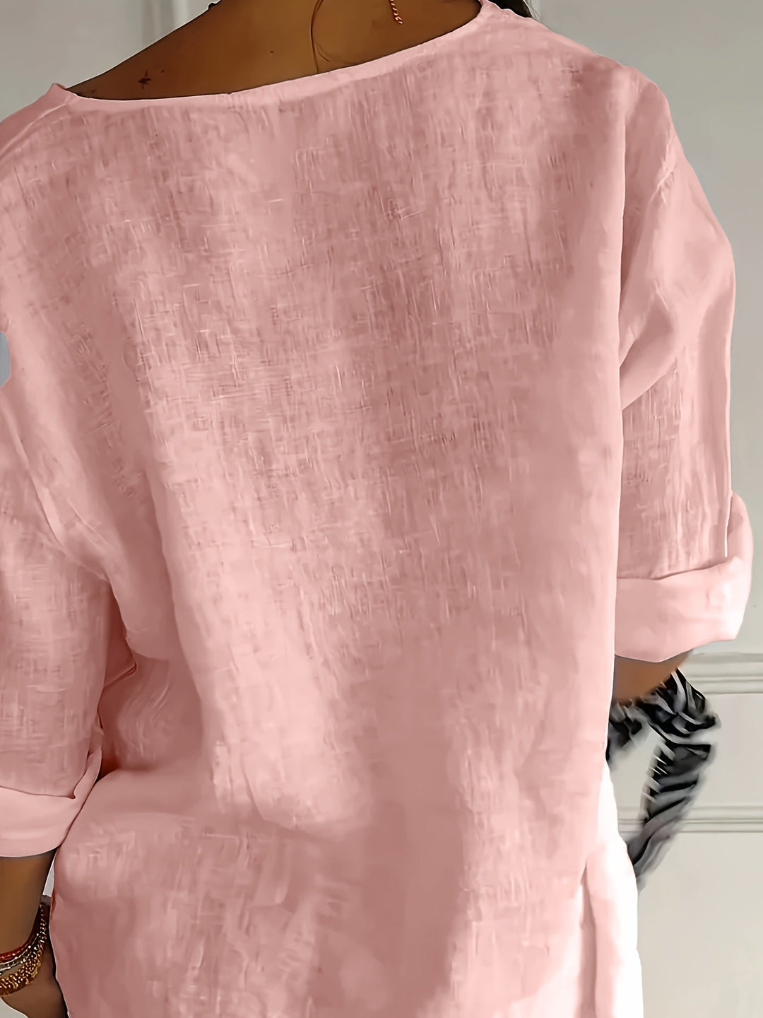 Zeitlose Damen Bluse mit Knopfleiste, 3/4-Ärmeln und V-Ausschnitt, elegant für jeden Anlass.