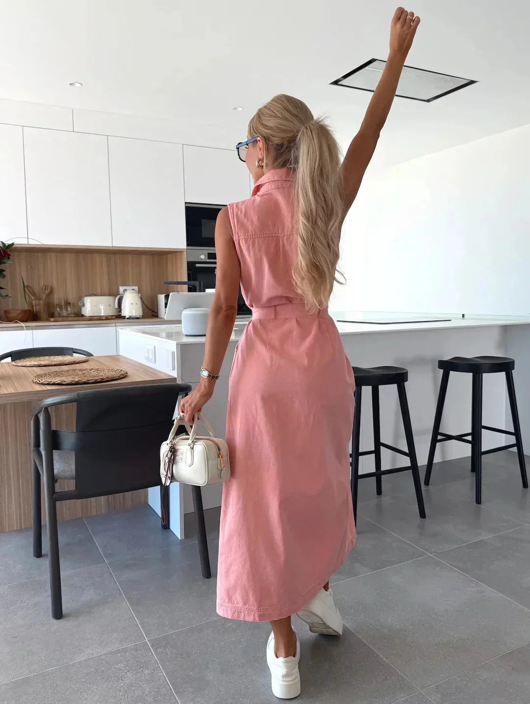 Damen Freizeitkleid, Midi, mit elegantem Kragen, Gürtel, Knopfleiste und sexy Beinschlitz. Stilvoll und bequem.