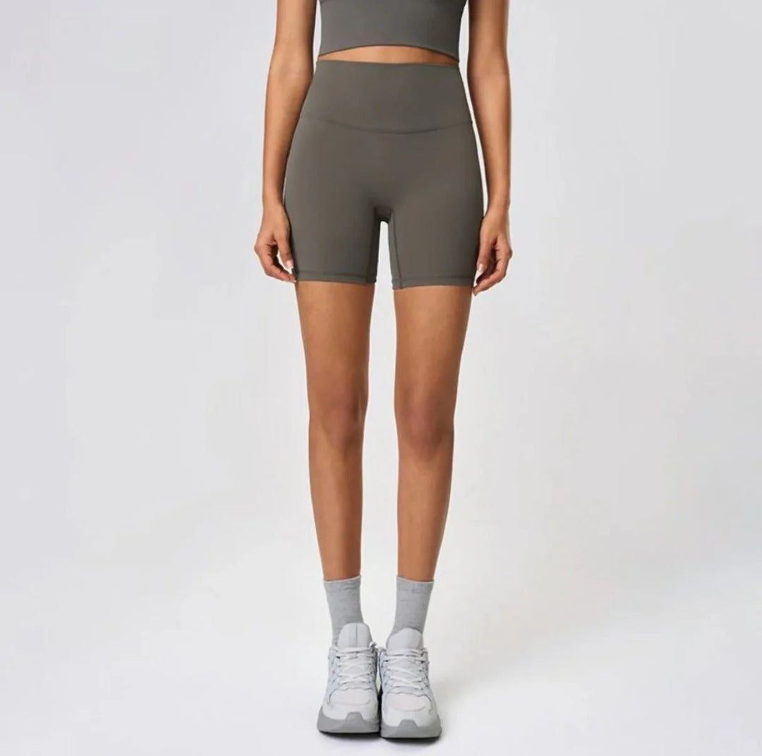 Dunkelblaue Damen Yoga-Shorts, dehnbar und atmungsaktiv, perfekt für Fitness & Freizeit.