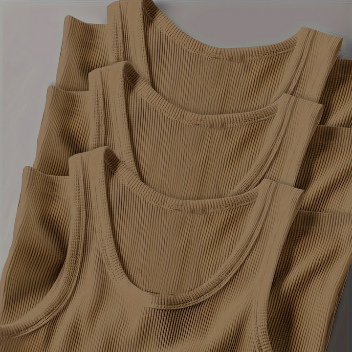 Herren Ripp-Tanktop Set in Freizeitumgebung, bequemes Muskelshirt für entspannte Sommertage.