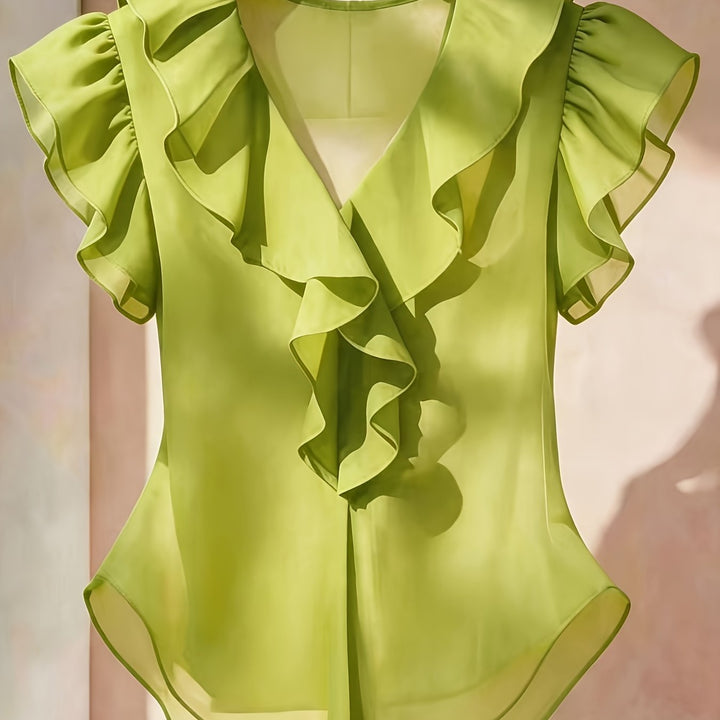 Nahaufnahme der Volantärmel an einer eleganten Damen Rüschenbluse.