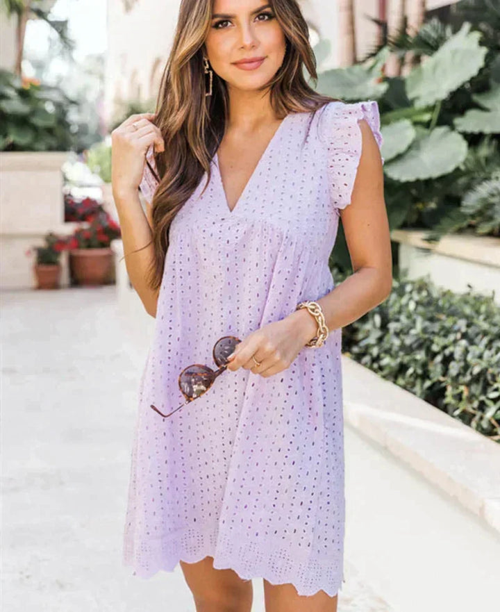 Elegantes Damen Sommerkleid mit V-Ausschnitt, Rüschen und Shorts, bequem und modern.
