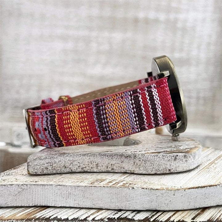 Stilvolle Armbanduhr für Damen mit mehrfarbigem Regenbogen-Design und geflochtenem PU-Lederarmband.