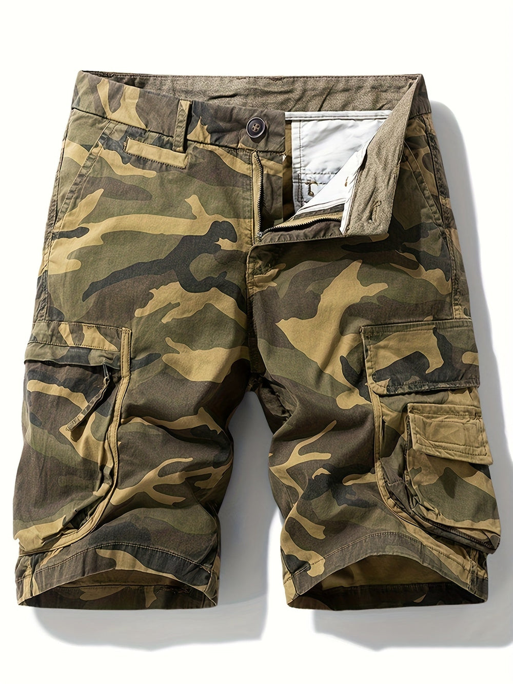 Nahaufnahme der geräumigen Seitentaschen der Camouflage Cargoshorts für Herren, praktisch für Abenteuer.