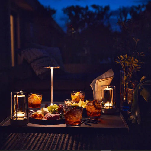 Innovative AuraGlow smarte LED Tischlampe, kabellos, energieeffizient und mit angenehmem Licht.
