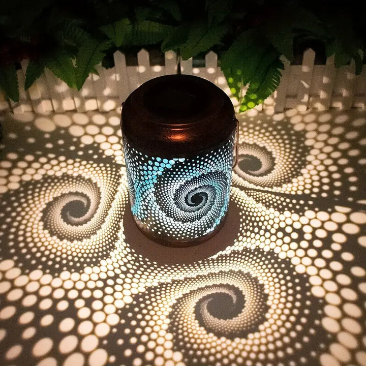 Dekorative Gartenleuchte schafft ein magisches Ambiente im Garten mit faszinierendem Lichtspiel, ideal für Terrasse.