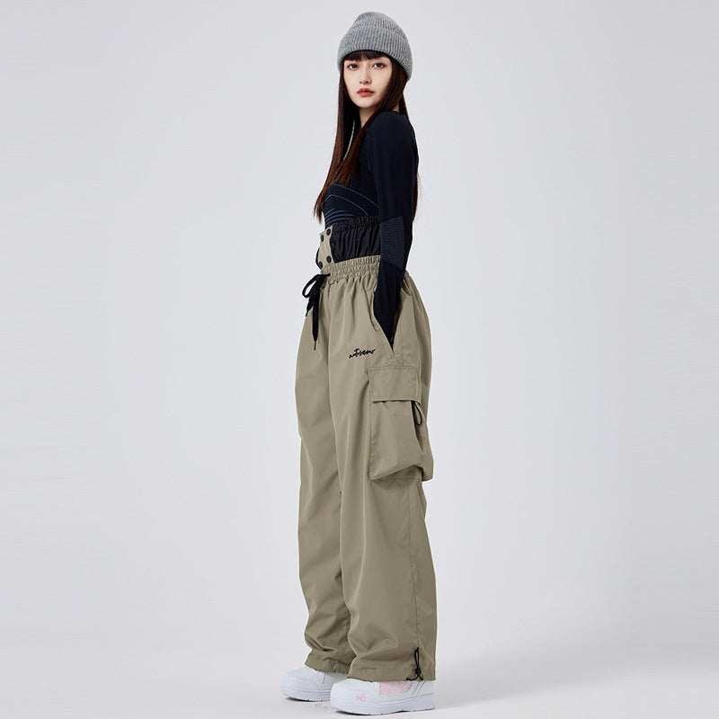 Figurbetonte Damen Skihose, isoliert & stylish. Perfekte Pistenmode für Schneesport & Winterausrüstung.