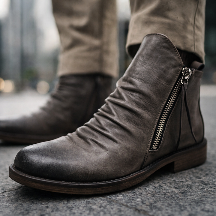 Detailaufnahme der hochwertigen Lederoberfläche brauner Herren Chelsea Boots. Komfortable & elegante Stiefel.