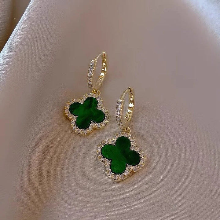 Vergoldete Kleeblatt-Ohrstecker für Damen, modisch und edel, ein perfektes Glücksbringer-Accessoire.