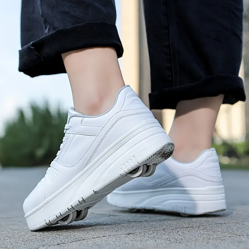 Kinder Rollschuhe in hellem Design, bereit für Sommer Abenteuer & Outdoor Sport. Ideal für Jugendliche.