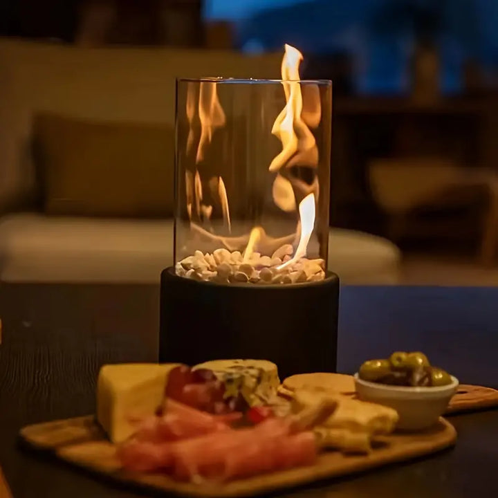 Gemütliche Flammenwärme mit dieser tragbaren Bioethanol Feuerstelle. Perfekt für einladendes Tischkamin-Ambiente.