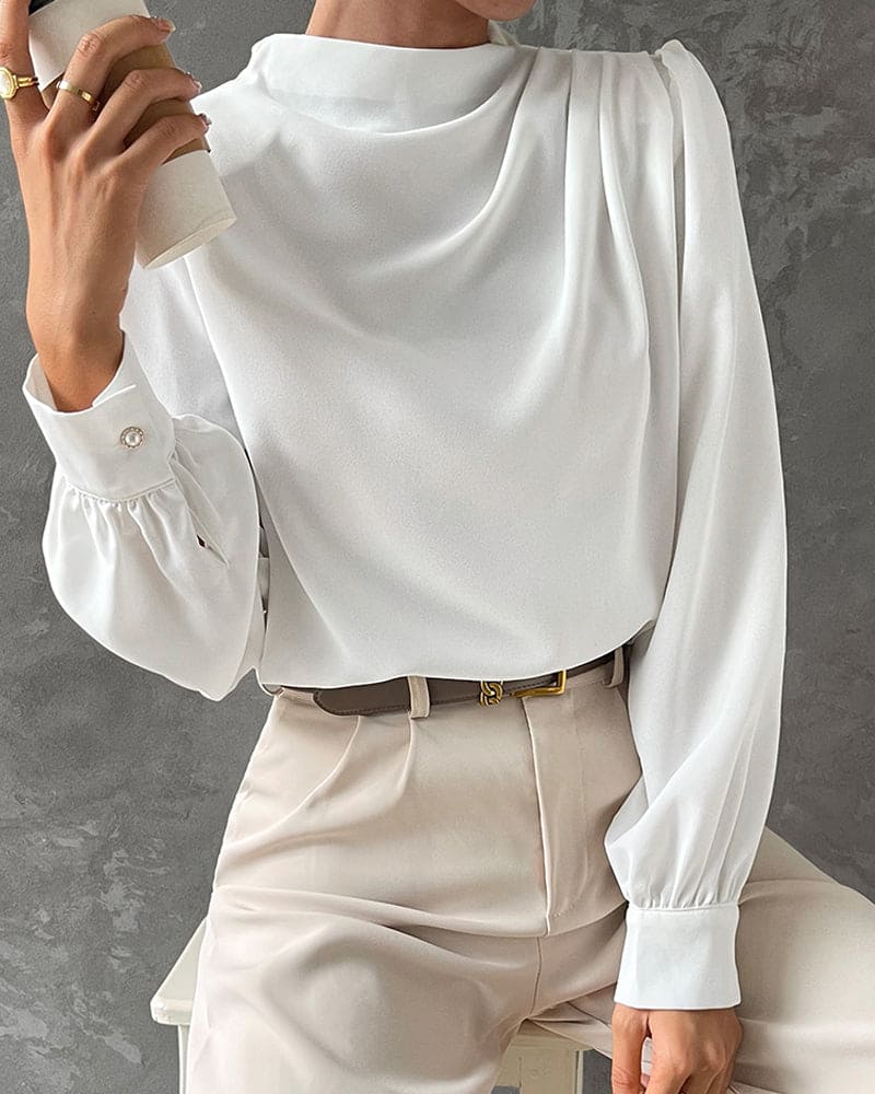 Weiße Langarm Bluse für Damen mit feinen Rüschen, Stehkragen & eleganter Passform, perfekt für Frühling & Herbst.