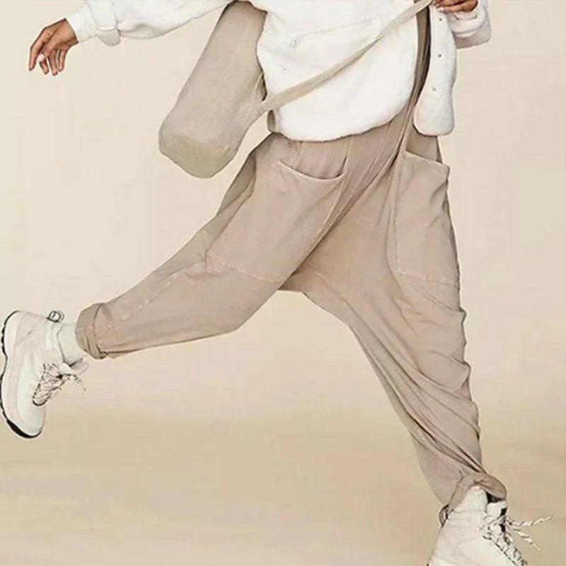 Moderner Damen Oversized Jumpsuit im Streetwear-Stil. Bequemer Einteiler mit weitem Bein für Freizeitmode.
