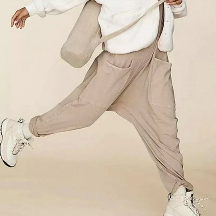 Moderner Damen Oversized Jumpsuit im Streetwear-Stil. Bequemer Einteiler mit weitem Bein für Freizeitmode.