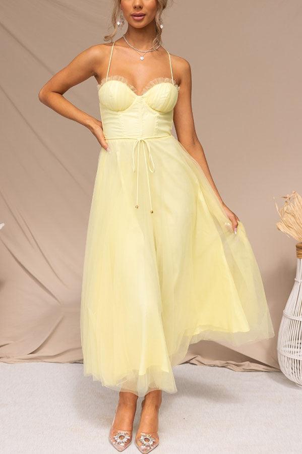 Fließendes Damen Maxikleid, ärmellos, Träger, knöchellang, für eine anmutige Silhouette.