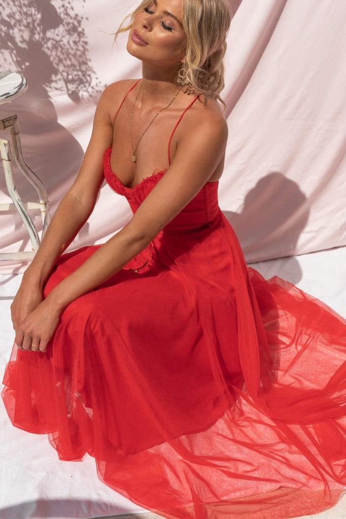 Anmutiges Damen Maxikleid mit feinen Trägern, knöchellang, für einen eleganten Auftritt.