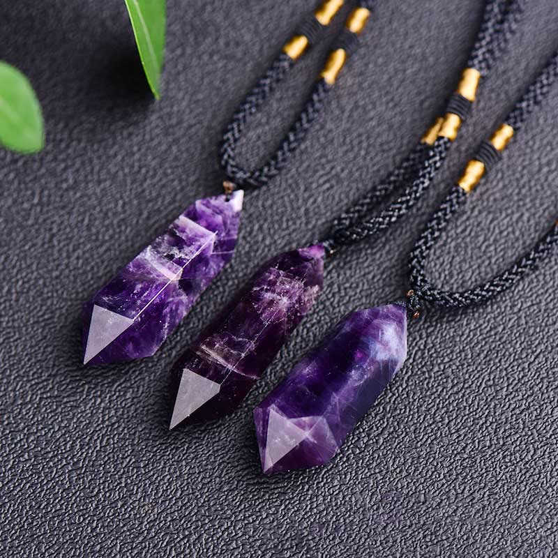 Elegante Damen Natursteinkette, sechseckiger Kristall, spirituelle Heilung, modisches Accessoire.