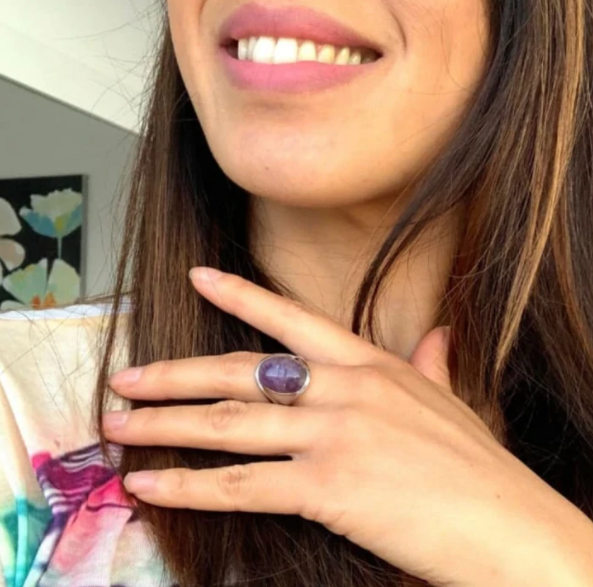 Verstellbarer Damenring mit ovalem Amethyst aus 925er Silber. Spiritueller Edelsteinring für Frauen.
