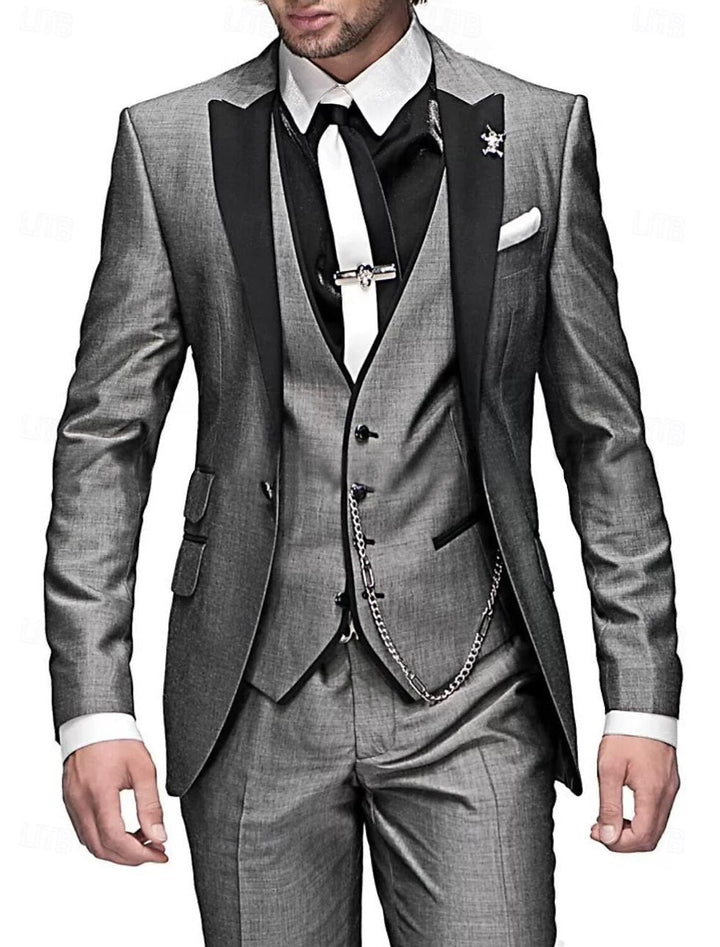 Detaillierter Blick auf einen dreiteiligen Herren Anzug, Slim-Fit, mit eleganter Weste und feinem Stoff.
