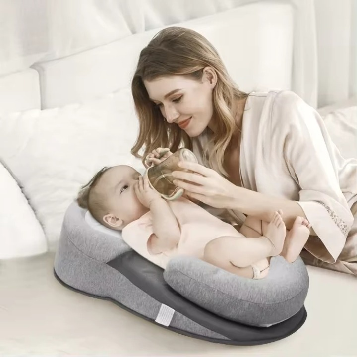 Atmungsaktives Baumwoll Baby Schlafkissen, hypoallergen, unterstützt die Körperhaltung des Säuglings für ruhigen Schlaf.