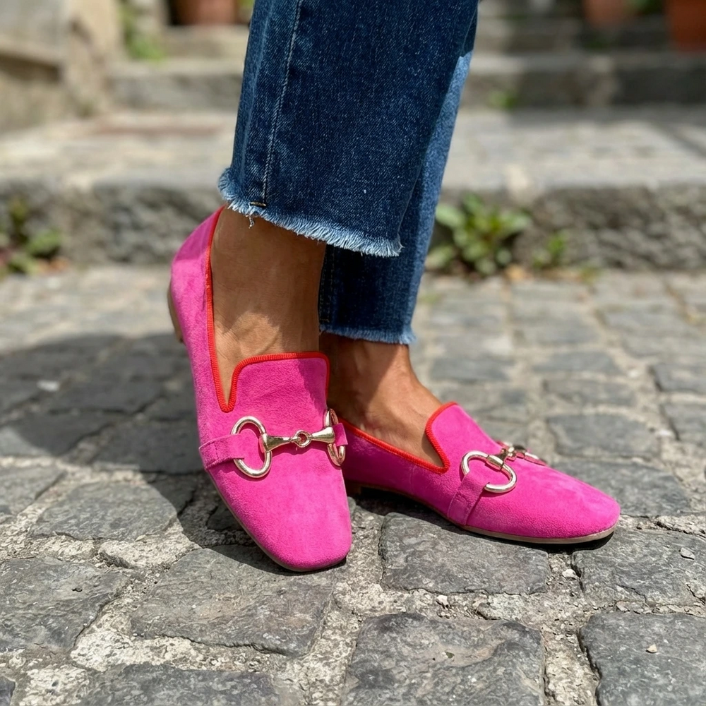 Modische Slip-on Damen Loafer, flach, mit Schnallen, ideal für Business Casual und Freizeit Outfits.