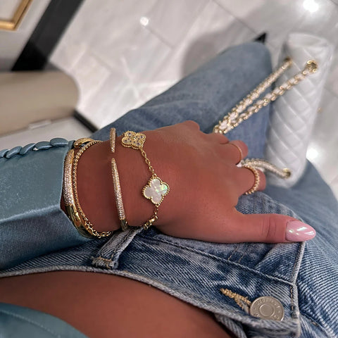 Elegante vergoldete Edelstahl Kleeblatt Halskette für Damen. Perfektes Accessoire für jeden Anlass.