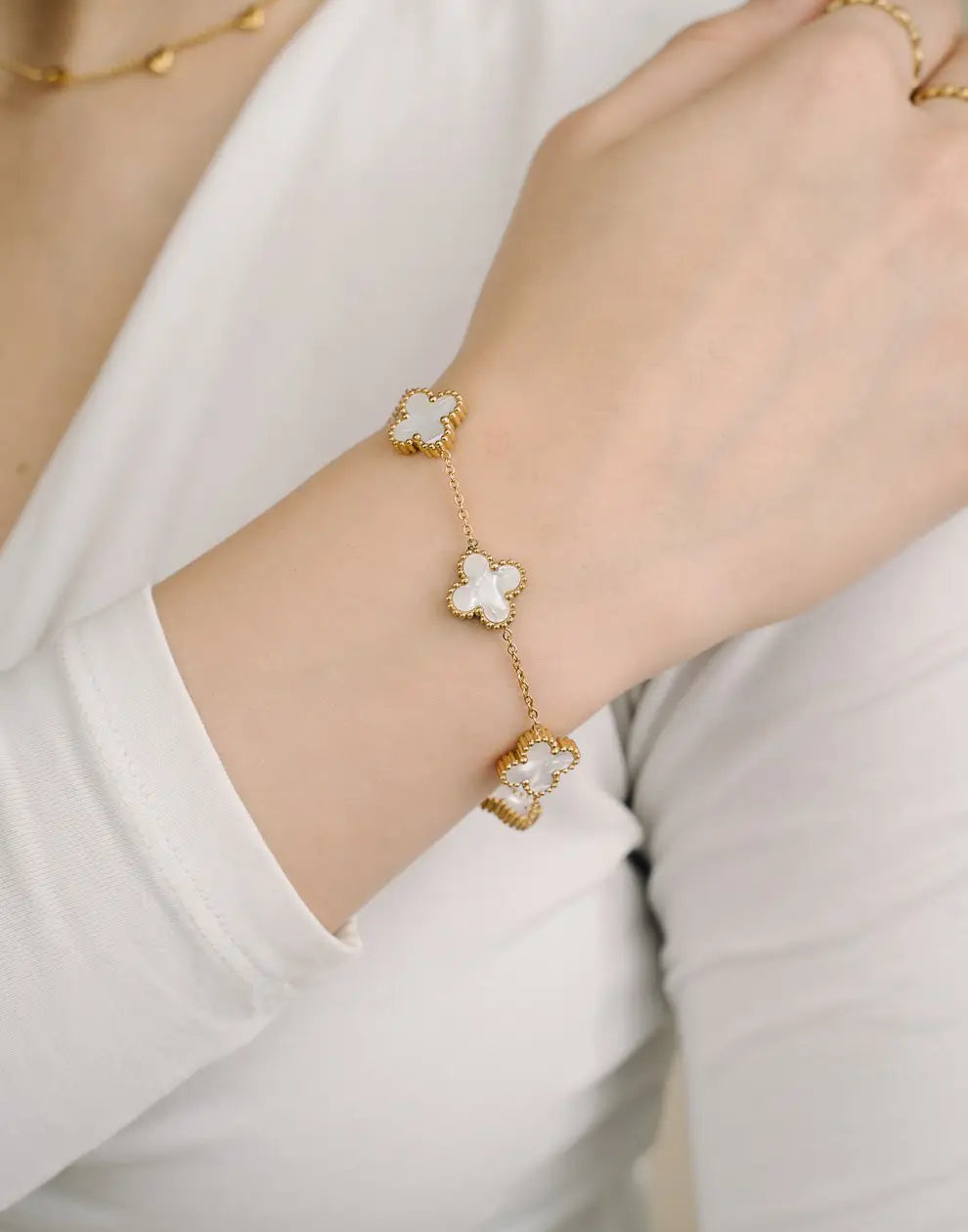 Elegantes Damen Armband aus Edelstahl mit glänzendem fünfblättrigem Kleeblatt als Glücksbringer.