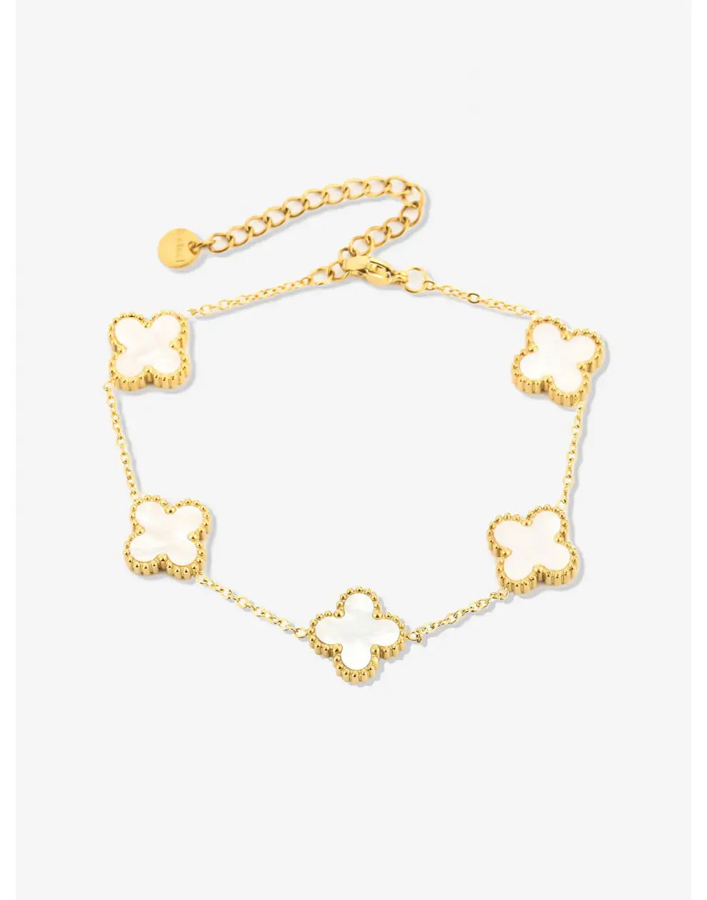Minimalistisches Frauenarmband mit fünffachem Kleeblatt-Anhänger, ein stilvolles Damenschmuck-Accessoire.