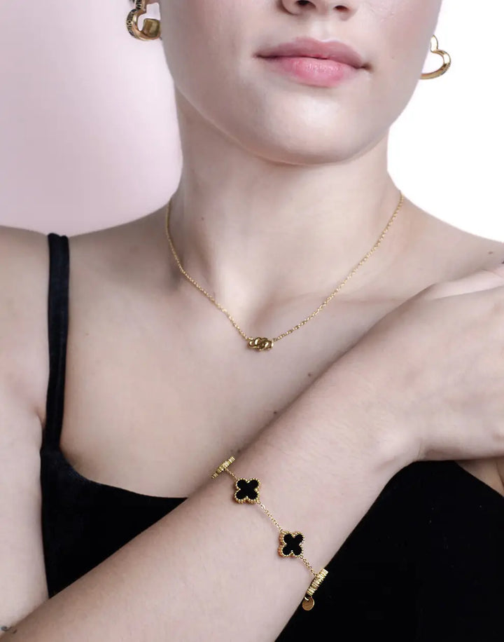 Damenschmuck: Elegantes Edelstahl-Armband mit fünfblättrigem Kleeblatt, ein minimalistischer Glücksbringer.