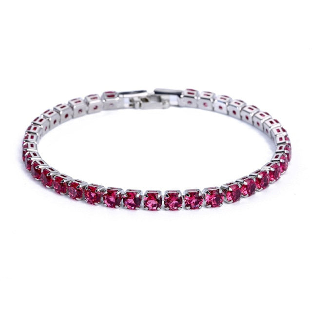 Silbernes Tennisarmband mit glänzenden Zirkonia-Steinen. Klassischer Unisex-Schmuck, zeitlos elegant.