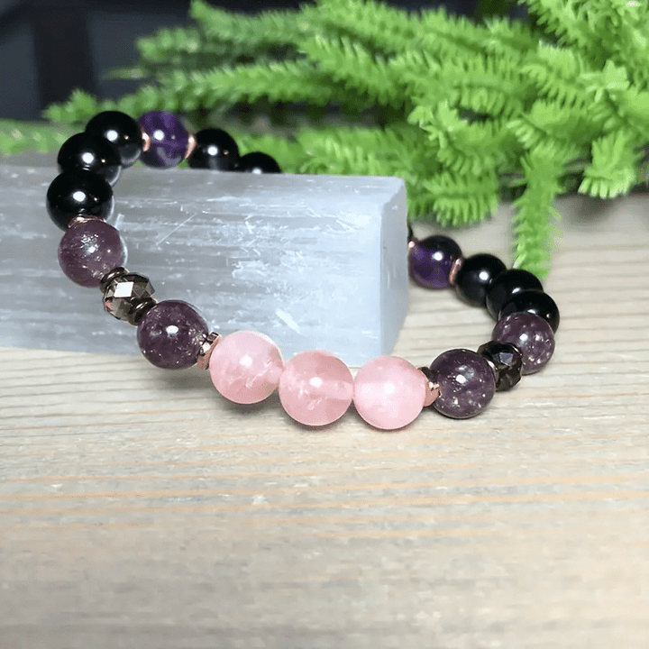 Edles Damenarmband: Perlen aus Rosenquarz, dunklem Obsidian & lila Amethyst harmonisch kombiniert.