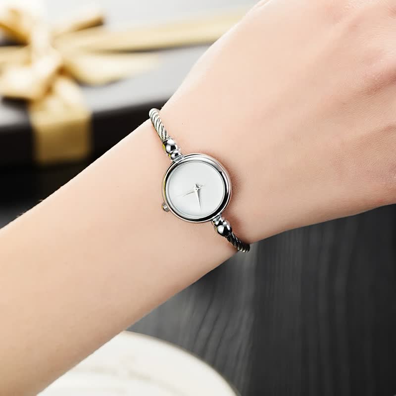 Zeitlos elegante Damenuhr, klassische Armbanduhr mit modernem Touch, ideal als stilvolles Damenaccessoire.