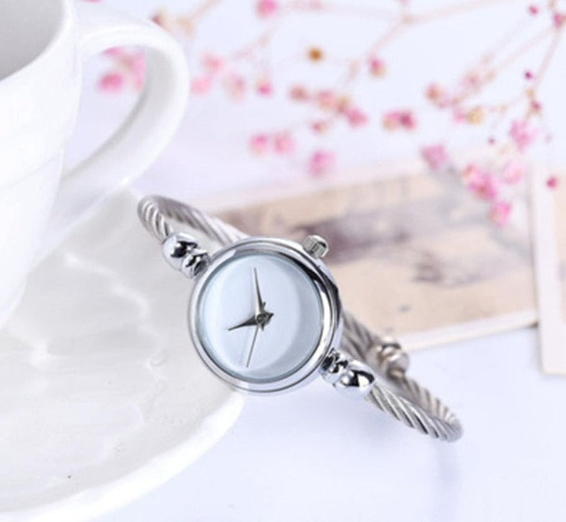 Klassische Damenuhr mit elegantem Armband, ideal als modisches Schmuckstück und zeitloses Damenaccessoire.
