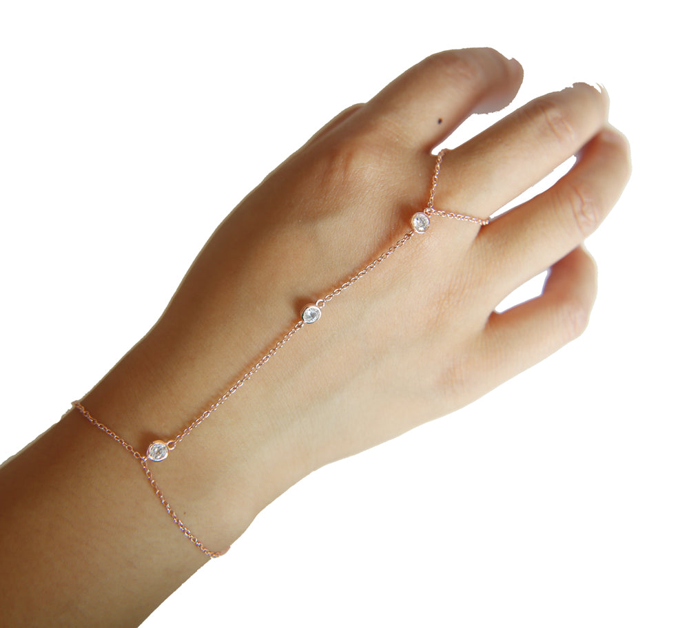 Roségoldfarbenes Damen Kristallarmband mit integriertem Fingerring. Stilvolles Schmuckset für Frauen, elegant.