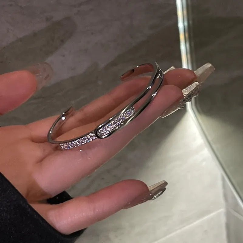 Glitzerndes Damenschmuck Silberarmband mit Zirkonia, verstellbar und elegant. Passt zu jedem Damen-Outfit.