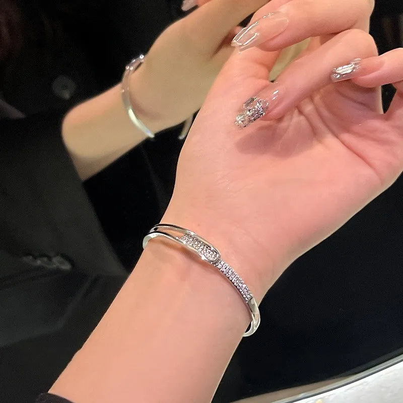 Glamouröses Damen Silberarmband mit funkelnden Zirkonia-Kristallen, verstellbar. Zeitloser, eleganter Schmuck.