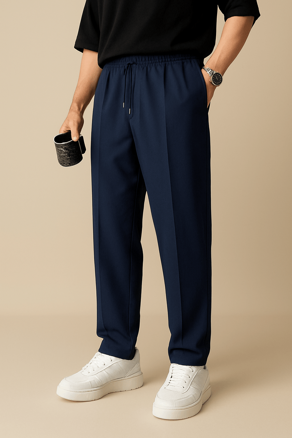Modische schwarze Herren Chino Hose, stilvoll für Alltag & Business, mit Bundfalte.