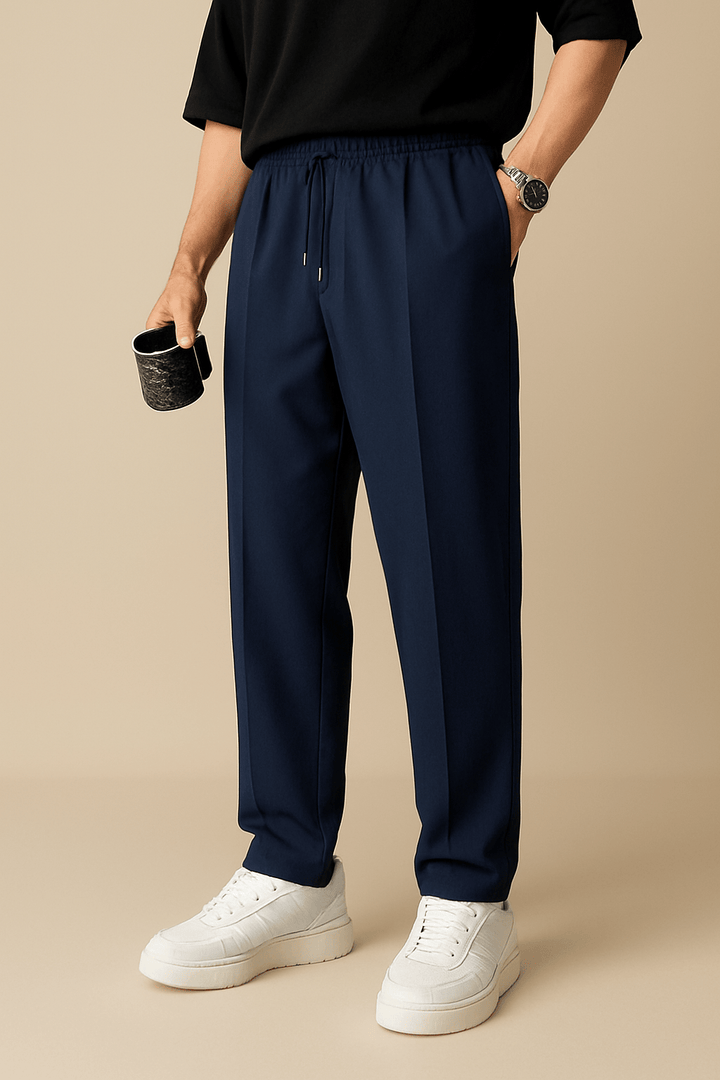 Modische schwarze Herren Chino Hose, stilvoll für Alltag & Business, mit Bundfalte.