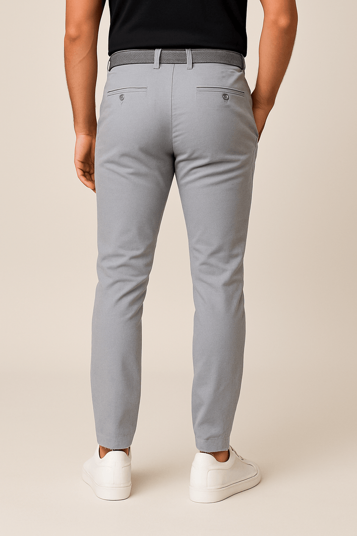 Bequeme Herren Freizeithose aus Stretchstoff, vielseitig als Anzughose tragbar, in hellem Grau.
