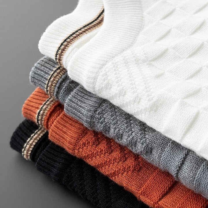 Detailansicht: Karierter Herren Pullover, feine Stricktextur, elegantes Muster für Komfort und Stil.
