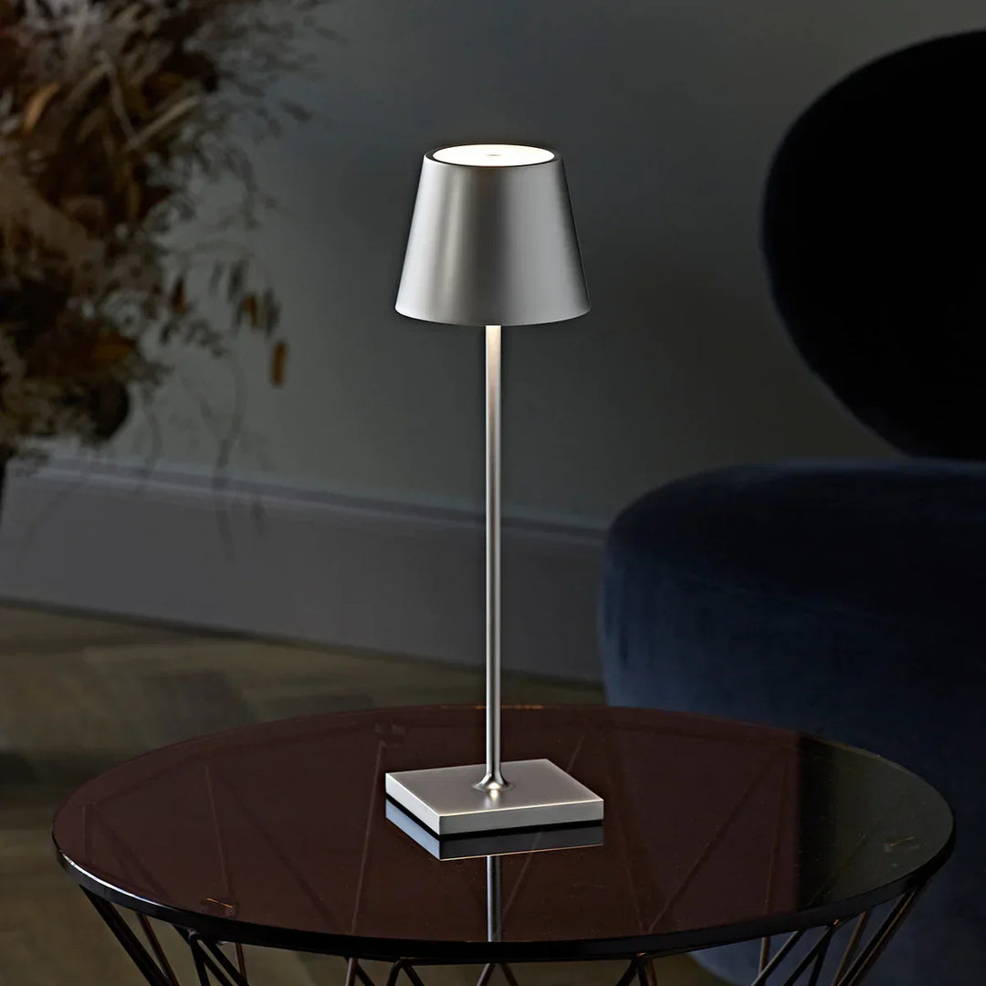 Dekorative LED-Tischleuchte mit Akku, dimmbar über Touch-Sensor, perfekt für gemütliche Abende.