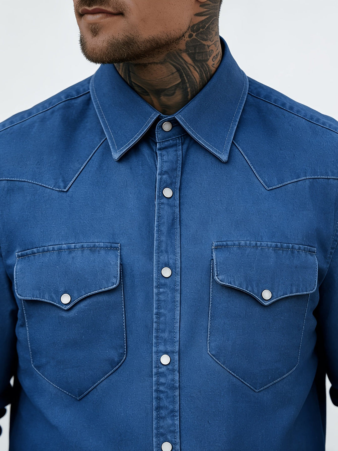 Offenes blaues Herren Western-Hemd über T-Shirt getragen, vielseitige Freizeitmode für coole Looks.