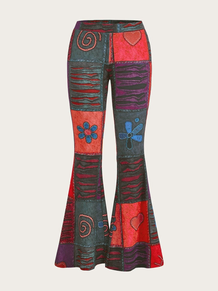 Detailansicht der Damen Bootcut-Hose: abstraktes Print-Muster & mittelhoher Bund. Modisches Design.