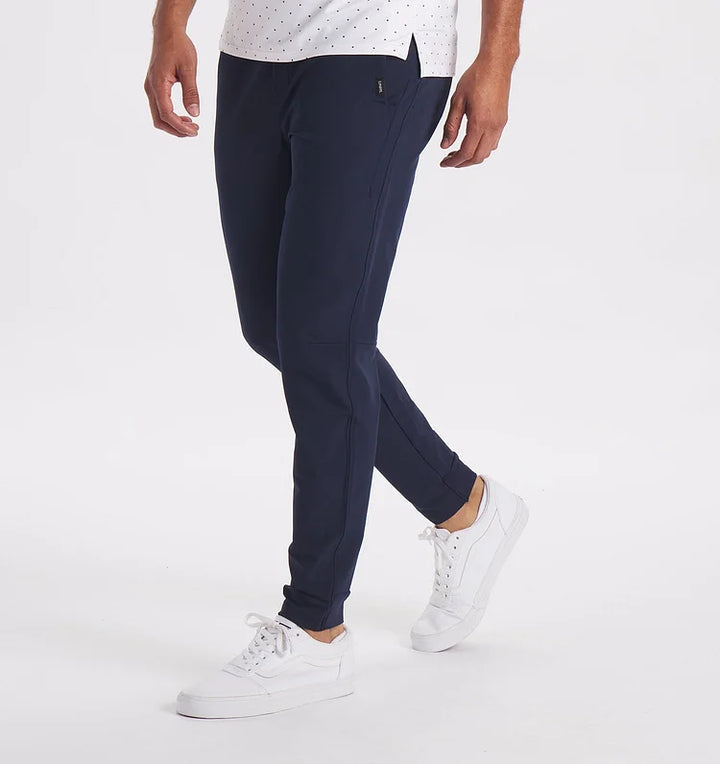 Graue Herren Chino Hose, bequem, Stretch, vielseitig kombinierbar für Smart Casual Outfits.