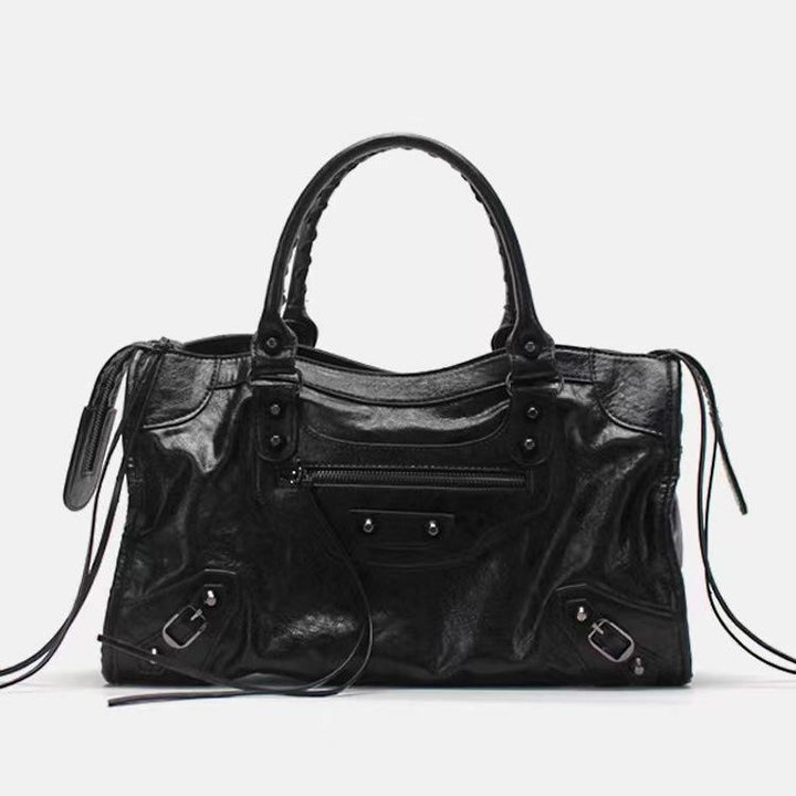 Schwarze Damen Handtasche Astrid mit Schulterriemen, vielseitig für Alltag und City. Modisches Accessoire.
