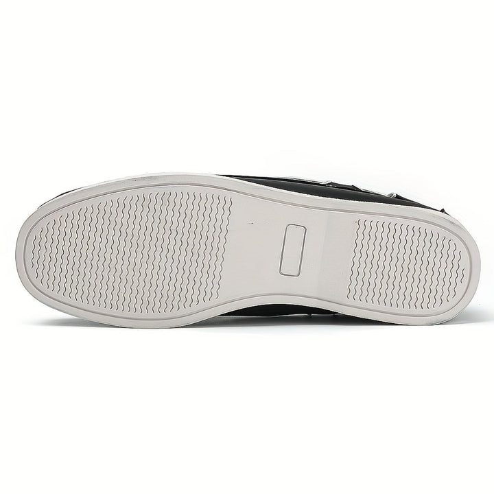 Draufsicht auf bequeme Herren Slipper. Klassisches Bootsschuh-Design für Sommer & Frühling.
